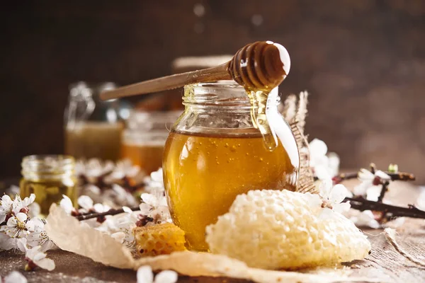 Doux Hohey frais dans un pot en verre avec nid d'abeille — Photo