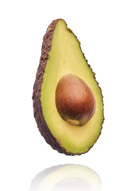 Havada düşen yaprakları ile taze olgun avokado.