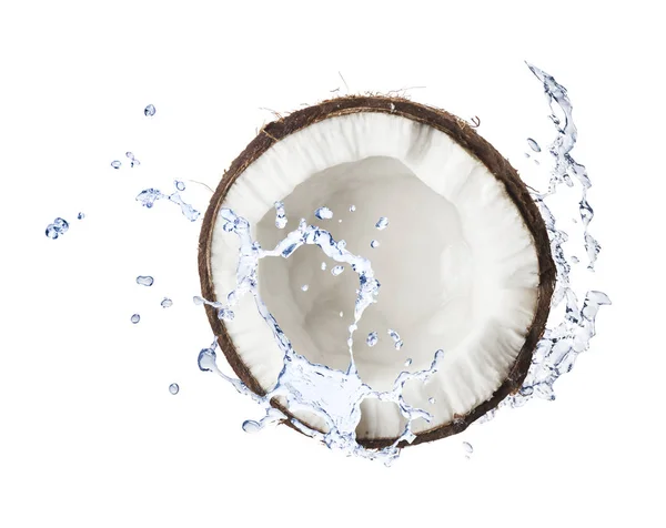 Noix de coco craquelée avec éclaboussures d'eau sur fond blanc — Photo