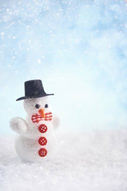 Noel kartı - kırmızı Baubles ve kar yağışı ile kar taneleri