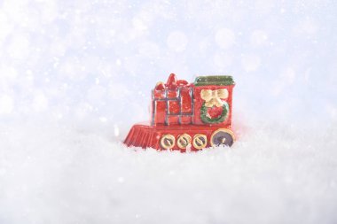 Noel kartı - kırmızı Baubles ve kar yağışı ile kar taneleri