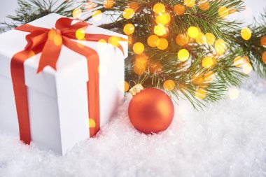 Noel kartı - kırmızı Baubles ve kar yağışı ile kar taneleri