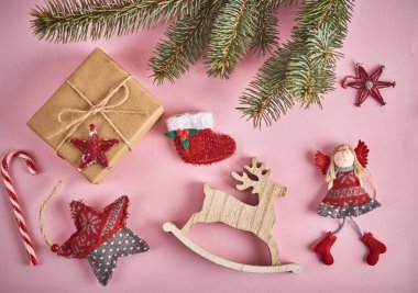 Noel geçmişi. Farklı süsler bir sürü ile ayarlayın ve