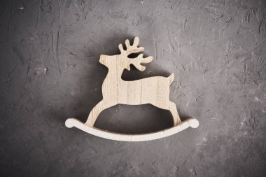 Noel geçmişi. Beton arka plan üzerinde Cristmas dekorasyon oyuncak ahşap geyik. Noel hazırlık konsepti