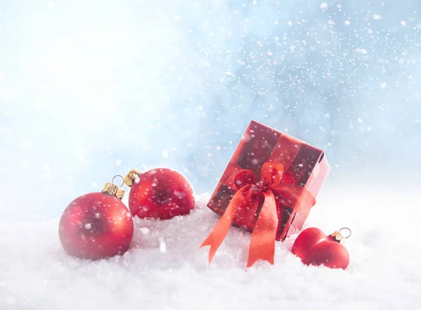 クリスマス カード - 赤いつまらないと降雪雪片 — ストック写真