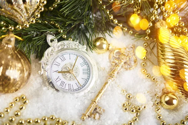 Cartão de Natal com neve e relógio — Fotografia de Stock