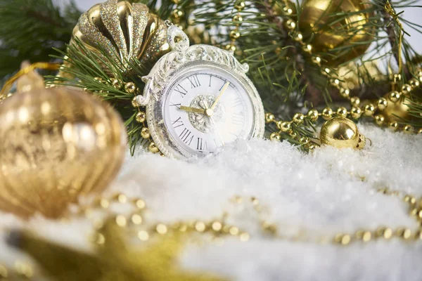 Cartão de Natal com neve e relógio — Fotografia de Stock