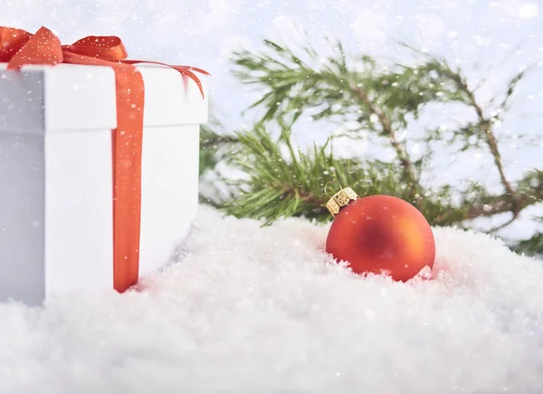 Різдвяна листівка - червоний дрібнички і сніжинки з снігопад — стокове фото