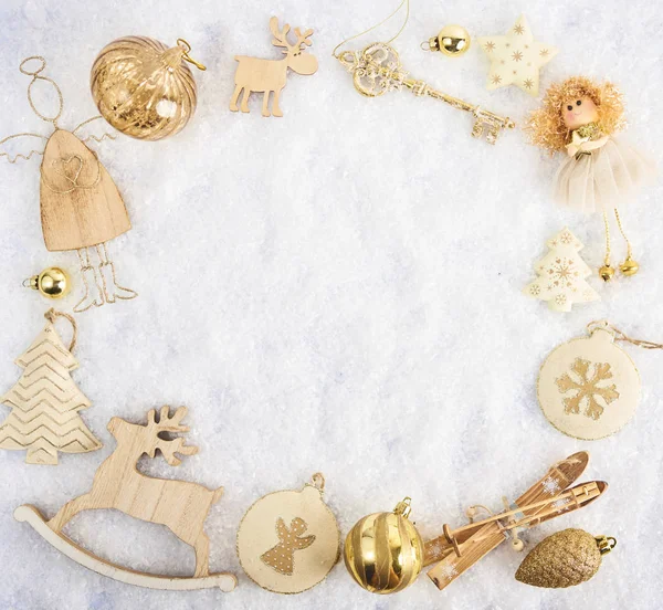 Weihnachtskarte. viele weihnachtliche Goldkugeln und Dekoration o — Stockfoto