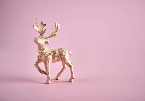 Fondo de Navidad. Juguete de decoración de Navidad ciervo de madera sobre r — Foto de Stock