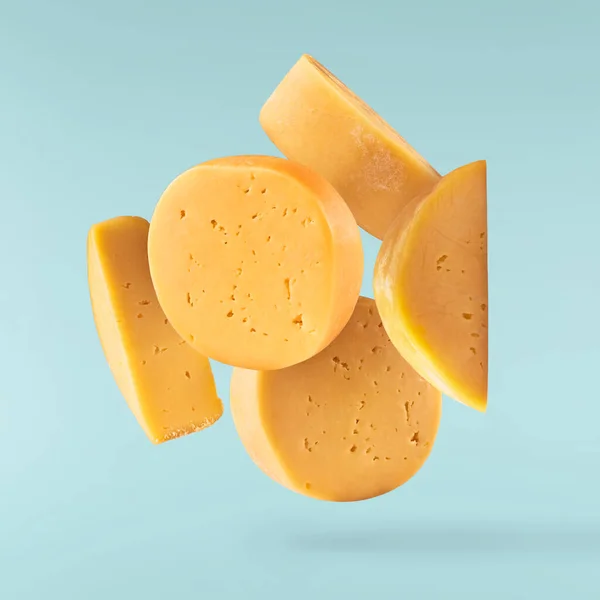 新鮮なおいしいチーズは ターコイズの背景に隔離された空気中に落ちます 食品の浮遊概念 高品質の画像 — ストック写真