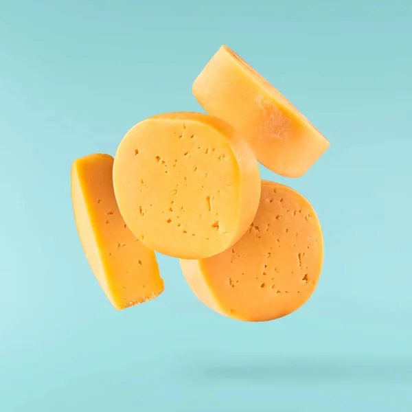新鮮なおいしいチーズは ターコイズの背景に隔離された空気中に落ちます 食品の浮遊概念 高品質の画像 — ストック写真