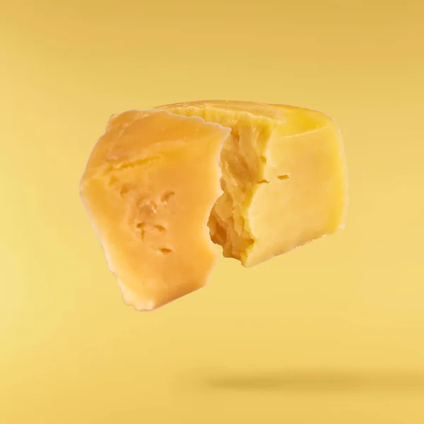 Свежий Вкусный Сыр Падает Воздух Изолированы Желтом Фоне Концепция Пищевой — стоковое фото