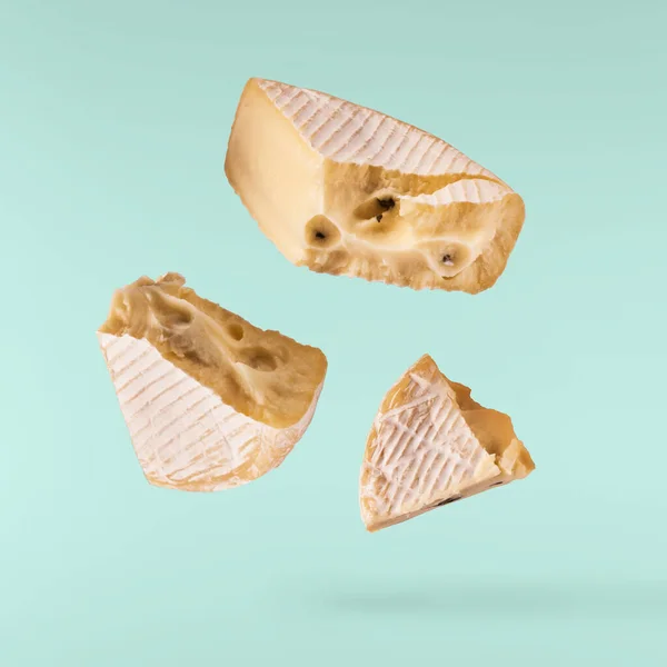 Свежий Вкусный Сыр Падает Воздух Изолированы Бирюзовом Фоне Концепция Пищевой — стоковое фото