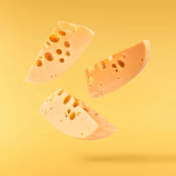 Φρέσκο Νόστιμο Τυρί Πέφτουν Στον Αέρα Απομονώνονται Κίτρινο Φόντο Έννοια — Φωτογραφία Αρχείου