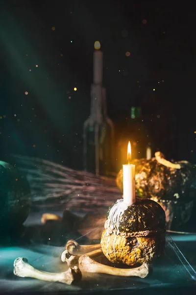 ハロウィンの背景 暗闇の中で不気味なカボチャの輝き コピースペースとハロウィンのデザイン — ストック写真