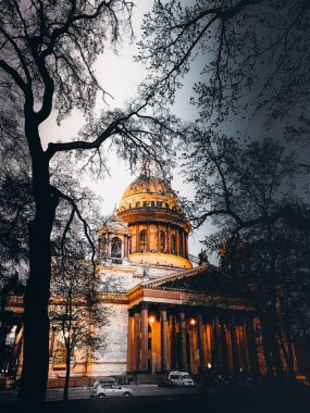 Isaac's Katedrali, Saint-Petersburg ağaçların arkasında gizler
