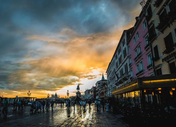 Gondol üstünde belgili tanımlık rıhtım. Zaten, çok turist akşam