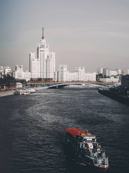 Rus nehir Moskova yakınlarındaki bina