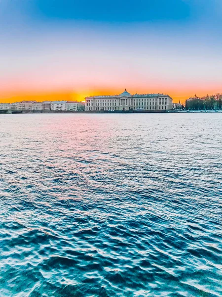 Su IB Neva Nehri'nin soğuk