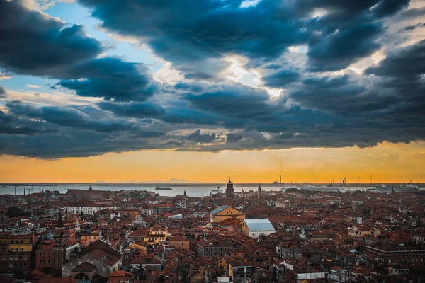 Günbatımı Venedik, İtalya. Birçok eski binalar ve bulutlar