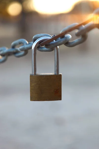 Cadenas Fermé Suspendu Une Chaîne Épaisse — Photo