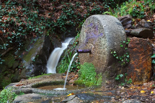 Natürliches Wasser Aus Brunnen Den Bergen — Stockfoto