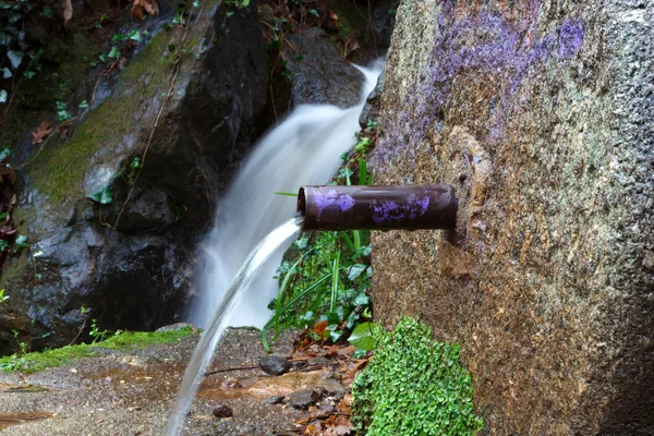 Agua Natural Que Sale Fuente Las Montañas —  Fotos de Stock