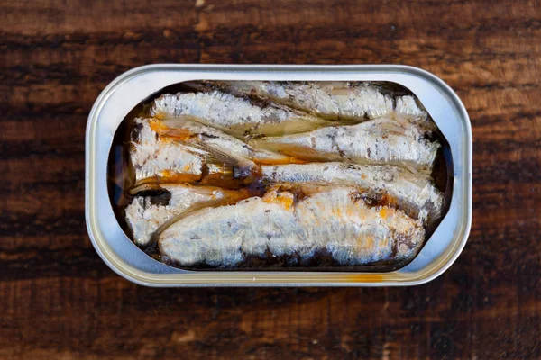 Kanister Mit Sardinenkonserven Und Gesunde Mahlzeit — Stockfoto