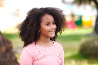 gülümseyen sevimli Afro-Amerikan Kız parkta poz