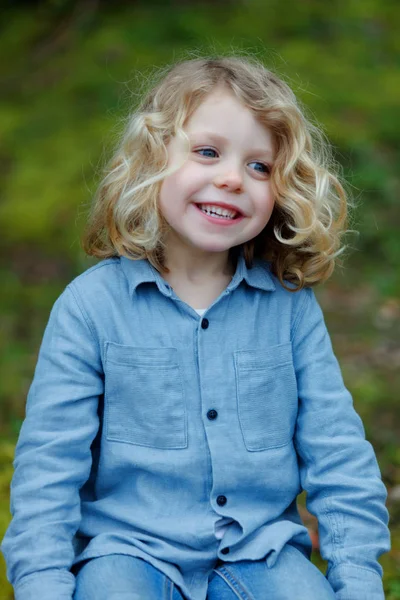 Glad Liten Pojke Med Långa Blonda Hår Njuter Naturen — Stockfoto