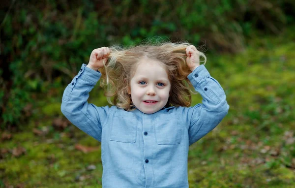 Heureux Petit Garçon Montrant Longs Cheveux Blonds Plein Air — Photo