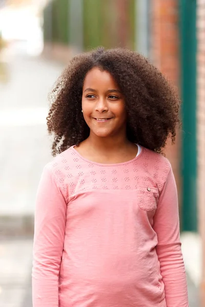 Schattig African American Meisje Glimlachend Straat — Stockfoto