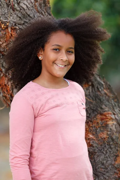 Feliz Bonito Menina Africana Sorrindo Parque Perto Tronco Grande Árvore — Fotografia de Stock