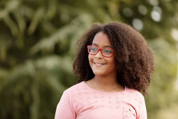 公園でポーズをとる眼鏡で笑顔のかわいいアフリカ系アメリカ人女の子 — ストック写真