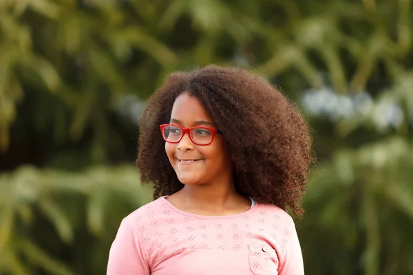 Lächelnd Süße Afrikanisch Amerikanische Mädchen Mit Brille Posiert Park — Stockfoto