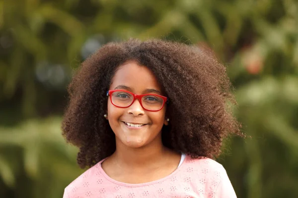 Lachende Schattig Meisje Van African American Brillen Poseren Park — Stockfoto