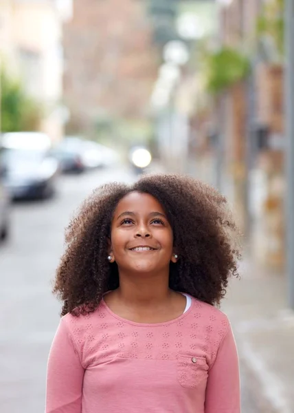 通りで笑っているかわいいアフリカ系アメリカ人の女の子 — ストック写真
