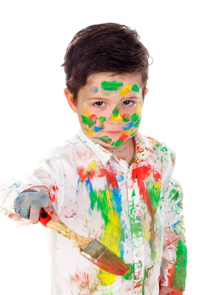 面白い少年の顔と手が白い背景で隔離のペイント ブラシを保持している塗料で覆われて — ストック写真