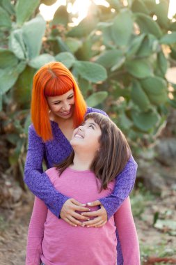 genç kadın kızını parkta sarılma