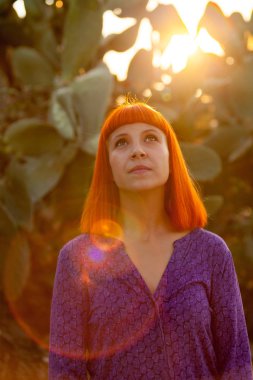 yaz parkta poz mutlu güzel kırmızı saçlı Genç kadın