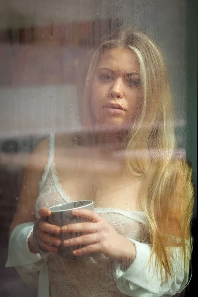 Avslappnad Sensuell Kvinna Nighdress Dricka Kaffe Hemma — Stockfoto
