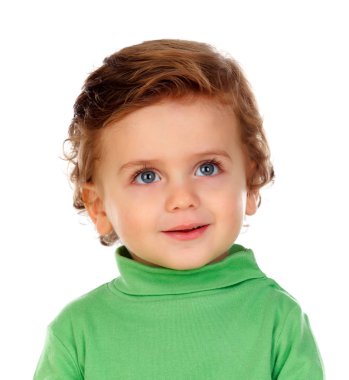 Beyaz arka plan üzerinde izole yeşil giysili tatlı gülümseyen küçük çocuk