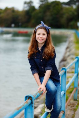 nehir kenarında poz sevimli şirin kız 