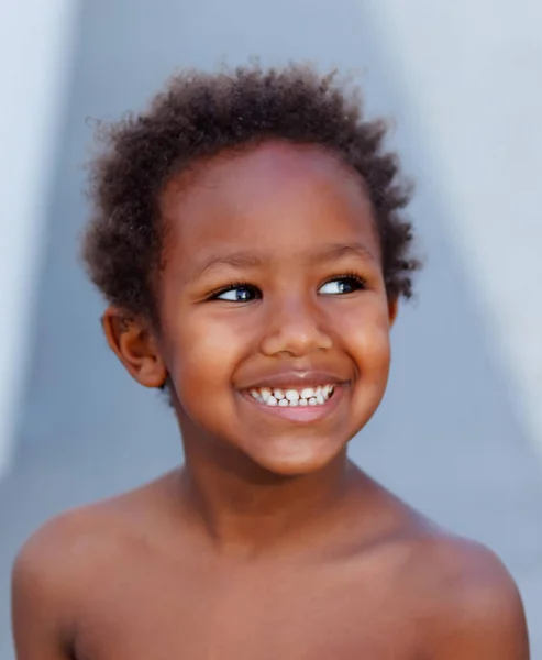 Roliga Och Glada Afrikanska Lilla Pojke Närbild — Stockfoto
