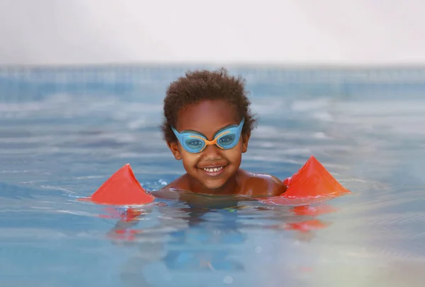 Lindo Niño Afroamericano Feliz Con Flotadores Manga Naranja Nadando Piscina — Foto de Stock