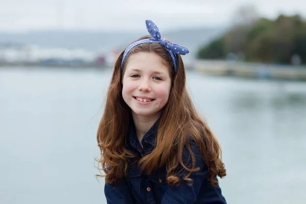 Schattig Leuk Meisje Poseren Buurt Van Rivier — Stockfoto