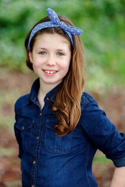 gülümseyen sevimli kız yaz Park 