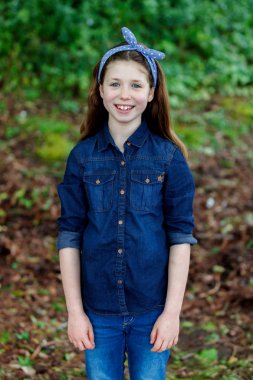 gülümseyen sevimli kız yaz Park 