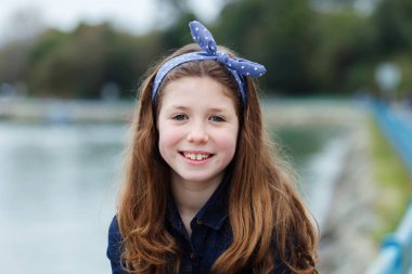 nehir kenarında poz sevimli şirin kız 